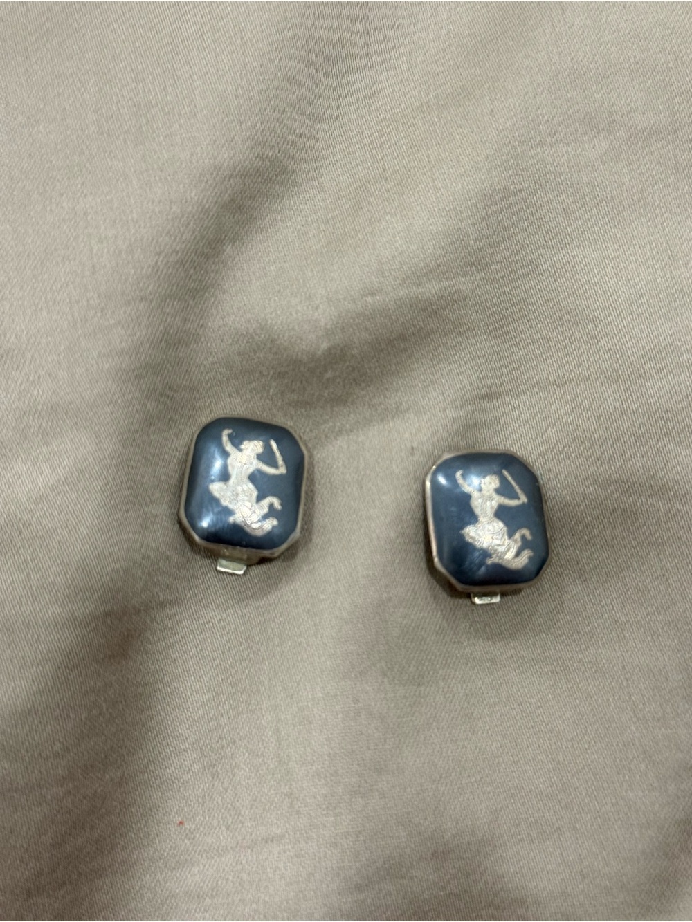 Dark grey vintage sterling silver clip
On earrings